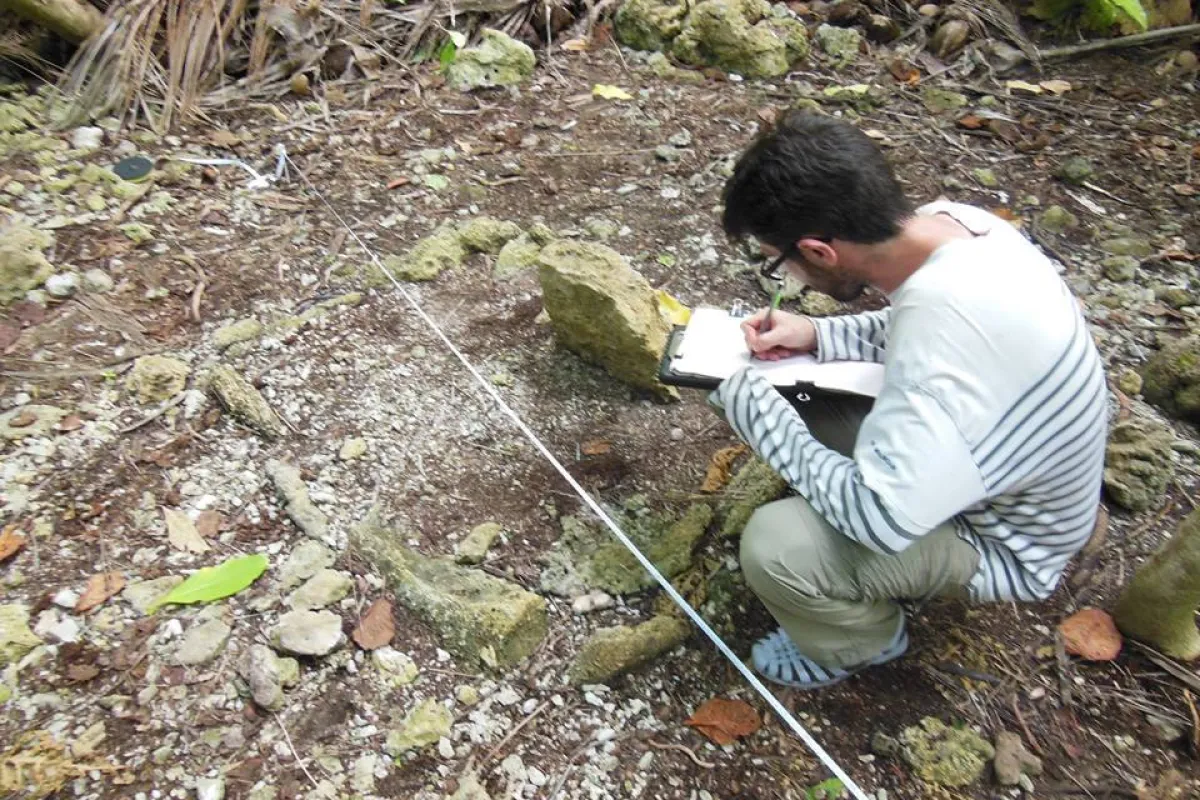 Guillaume Molle cartographie une ciste de corail