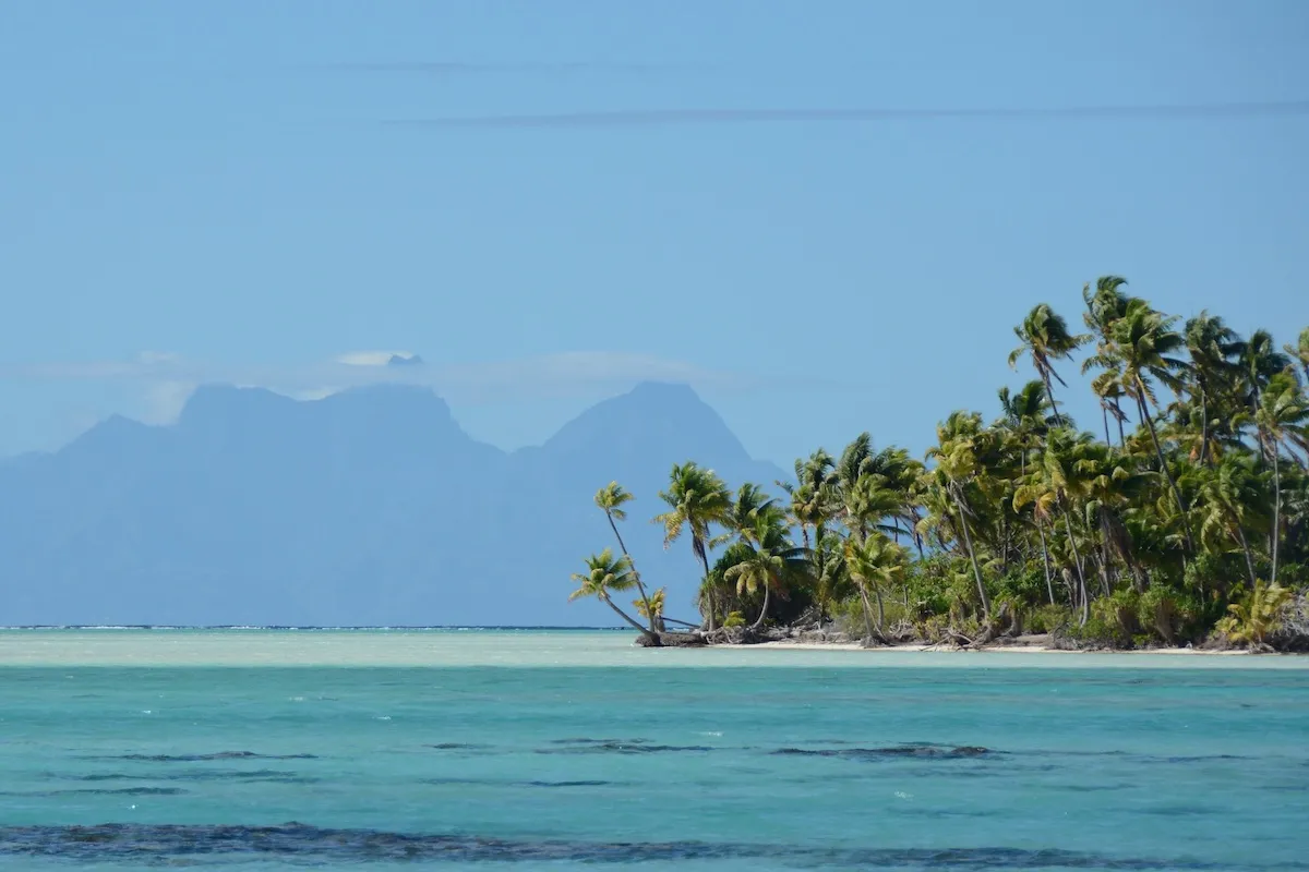 Tetiaroa atoll and Tahiti, a high island